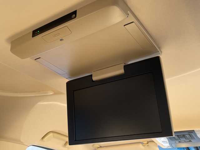 トヨタ ヴェルファイア ハイブリット V 埼玉県 2015(平27)年 13.2万km 黒 ・社外エアロ/・ワーク20インチアルミ/・純正ナビ　BT/TV/・後席モニター/・バック＆フロントカメラ/・ETC/・ドライブレコーダー/・電動パーキング/・両側パワースライドドア/・電動リアゲート/・ブレーキホールド/・ステアリングスイッチ/・レーダークルコン/・衝突軽減ブレーキ/・横滑り防止/・オットマン/・前席パワーシート/・シートメモリー/・純正フロアマット/・ドアバイザー/・ウッドコンビステアリング/・スマートキー×２/・プッシュスタート/・保証書/・取説