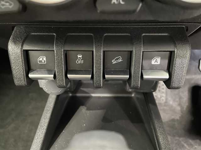 スズキ ジムニー XC 鹿児島県 2022(令4)年 2.6万km シフォンアイボリーM スズキセーフティーサポート/・衝突被害軽減ブレーキ/（デュアルセンサーブレーキサポート）/・誤発進抑制機能（AT限定）/・車線逸脱警報機能/・ふらつき警報機能/・ハイビームアシスト/・先行車発進お知らせ機能/・標識認識機能/クルーズコントロール/アイドリングストップ/プッシュスタート/純正LEDヘッドライト/オートライト/フロントフォグライト/前席シートヒーター/ステアリングリモコン/電動格納ミラー/ヒーテッドドアミラー/純正ドアバイザー/純正マッドガード/純正16インチアルミホイール/ビルトインETC/禁煙車