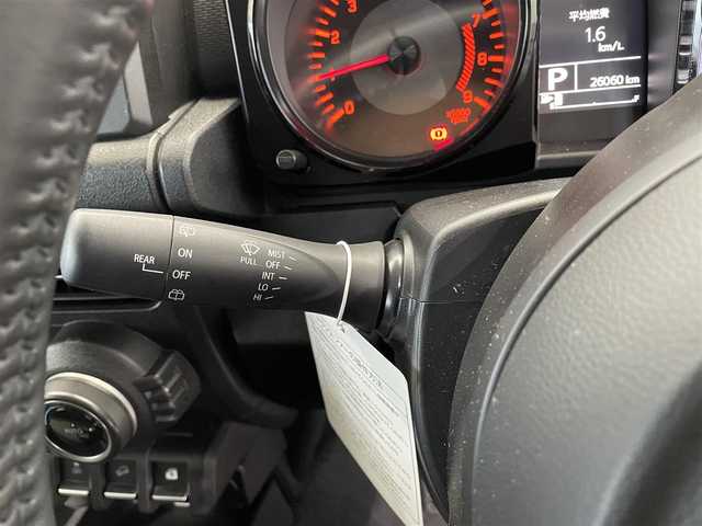 スズキ ジムニー XC 鹿児島県 2022(令4)年 2.6万km シフォンアイボリーM スズキセーフティーサポート/・衝突被害軽減ブレーキ/（デュアルセンサーブレーキサポート）/・誤発進抑制機能（AT限定）/・車線逸脱警報機能/・ふらつき警報機能/・ハイビームアシスト/・先行車発進お知らせ機能/・標識認識機能/クルーズコントロール/アイドリングストップ/プッシュスタート/純正LEDヘッドライト/オートライト/フロントフォグライト/前席シートヒーター/ステアリングリモコン/電動格納ミラー/ヒーテッドドアミラー/純正ドアバイザー/純正マッドガード/純正16インチアルミホイール/ビルトインETC/禁煙車