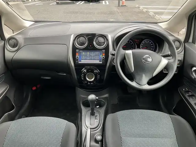日産 ノート XVセレ +セーフ 滋賀県 2015(平27)年 6.1万km ブリリアントホワイトパール 車検8年3月まで/エマージェンシブレーキ/踏み間違い衝突防止アシスト/車線逸脱警報/純正7インチナビ/Bluetooth、CD、DVD、ワンセグテレビ/アラウンドビューモニター/バックカメラ/フロント/バックソナー/LEDヘッドライト/純正フロアマット/ドアバイザー/プッシュスタート/スペアキー有り/取扱説明書/保証書