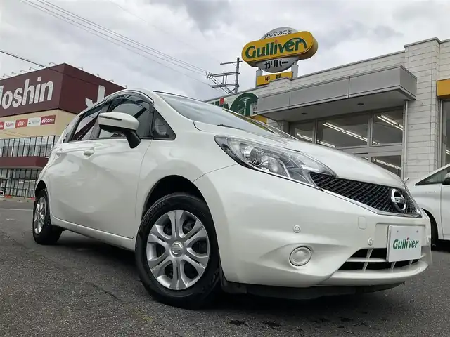 日産 ノート XVセレ +セーフ 滋賀県 2015(平27)年 6.1万km ブリリアントホワイトパール 車検8年3月まで/エマージェンシブレーキ/踏み間違い衝突防止アシスト/車線逸脱警報/純正7インチナビ/Bluetooth、CD、DVD、ワンセグテレビ/アラウンドビューモニター/バックカメラ/フロント/バックソナー/LEDヘッドライト/純正フロアマット/ドアバイザー/プッシュスタート/スペアキー有り/取扱説明書/保証書