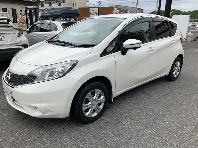 日産 ノート XVセレ +セーフ 滋賀県 2015(平27)年 6.1万km ブリリアントホワイトパール 車検8年3月まで/エマージェンシブレーキ/踏み間違い衝突防止アシスト/車線逸脱警報/純正7インチナビ/Bluetooth、CD、DVD、ワンセグテレビ/アラウンドビューモニター/バックカメラ/フロント/バックソナー/LEDヘッドライト/純正フロアマット/ドアバイザー/プッシュスタート/スペアキー有り/取扱説明書/保証書