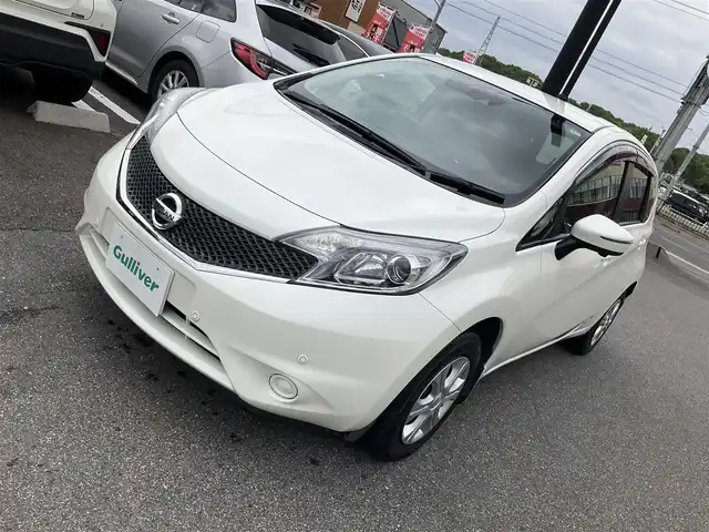 日産 ノート XVセレ +セーフ 滋賀県 2015(平27)年 6.1万km ブリリアントホワイトパール 車検8年3月まで/エマージェンシブレーキ/踏み間違い衝突防止アシスト/車線逸脱警報/純正7インチナビ/Bluetooth、CD、DVD、ワンセグテレビ/アラウンドビューモニター/バックカメラ/フロント/バックソナー/LEDヘッドライト/純正フロアマット/ドアバイザー/プッシュスタート/スペアキー有り/取扱説明書/保証書