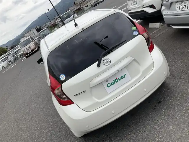 日産 ノート XVセレ +セーフ 滋賀県 2015(平27)年 6.1万km ブリリアントホワイトパール 車検8年3月まで/エマージェンシブレーキ/踏み間違い衝突防止アシスト/車線逸脱警報/純正7インチナビ/Bluetooth、CD、DVD、ワンセグテレビ/アラウンドビューモニター/バックカメラ/フロント/バックソナー/LEDヘッドライト/純正フロアマット/ドアバイザー/プッシュスタート/スペアキー有り/取扱説明書/保証書