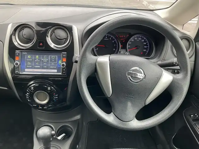 日産 ノート XVセレ +セーフ 滋賀県 2015(平27)年 6.1万km ブリリアントホワイトパール 車検8年3月まで/エマージェンシブレーキ/踏み間違い衝突防止アシスト/車線逸脱警報/純正7インチナビ/Bluetooth、CD、DVD、ワンセグテレビ/アラウンドビューモニター/バックカメラ/フロント/バックソナー/LEDヘッドライト/純正フロアマット/ドアバイザー/プッシュスタート/スペアキー有り/取扱説明書/保証書
