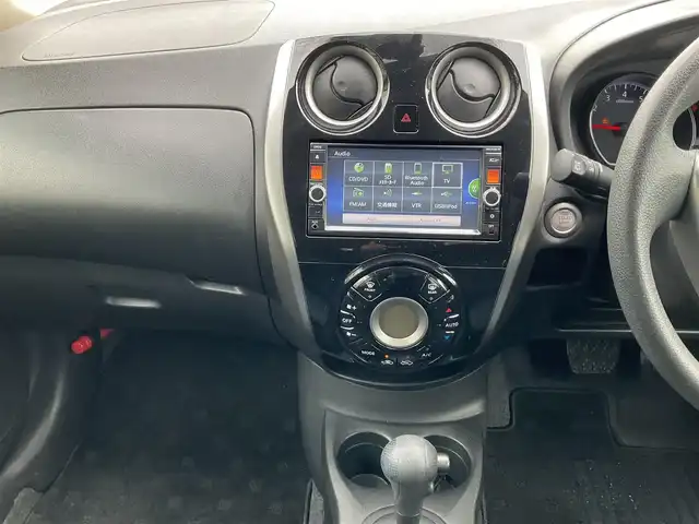 日産 ノート XVセレ +セーフ 滋賀県 2015(平27)年 6.1万km ブリリアントホワイトパール 車検8年3月まで/エマージェンシブレーキ/踏み間違い衝突防止アシスト/車線逸脱警報/純正7インチナビ/Bluetooth、CD、DVD、ワンセグテレビ/アラウンドビューモニター/バックカメラ/フロント/バックソナー/LEDヘッドライト/純正フロアマット/ドアバイザー/プッシュスタート/スペアキー有り/取扱説明書/保証書
