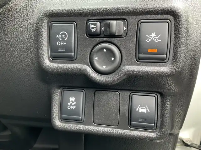 日産 ノート XVセレ +セーフ 滋賀県 2015(平27)年 6.1万km ブリリアントホワイトパール 車検8年3月まで/エマージェンシブレーキ/踏み間違い衝突防止アシスト/車線逸脱警報/純正7インチナビ/Bluetooth、CD、DVD、ワンセグテレビ/アラウンドビューモニター/バックカメラ/フロント/バックソナー/LEDヘッドライト/純正フロアマット/ドアバイザー/プッシュスタート/スペアキー有り/取扱説明書/保証書