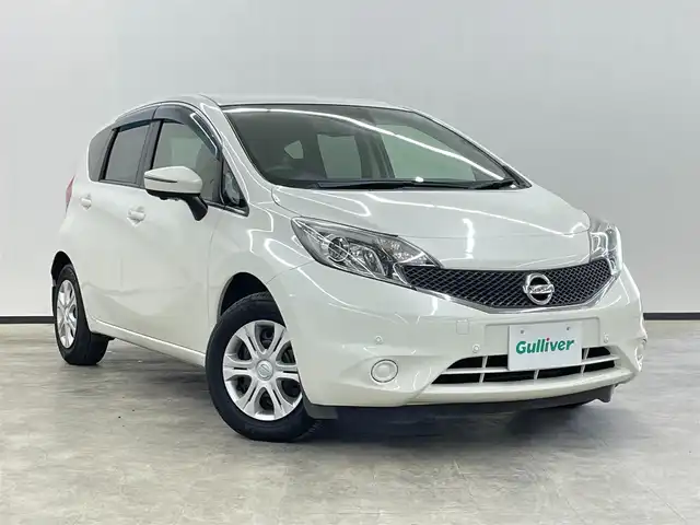 日産 ノート XVセレ +セーフ 長崎県 2015(平27)年 6.1万km ブリリアントホワイトパール 純正7インチナビ　（MC314D-W）/・フルセグTV　CD/DVD/SD/Bluetooth/バックカメラ/アラウンドビューモニター/コーナーセンサー/アイドリングストップ/プッシュスタート/エマージェンシブレーキ/踏み間違い衝突防止アシスト/車線逸脱警報/電動格納ミラー/純正フロアマット/取扱説明書/保証書