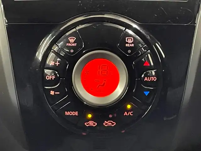 日産 ノート XVセレ +セーフ 長崎県 2015(平27)年 6.1万km ブリリアントホワイトパール 純正7インチナビ　（MC314D-W）/・フルセグTV　CD/DVD/SD/Bluetooth/バックカメラ/アラウンドビューモニター/コーナーセンサー/アイドリングストップ/プッシュスタート/エマージェンシブレーキ/踏み間違い衝突防止アシスト/車線逸脱警報/電動格納ミラー/純正フロアマット/取扱説明書/保証書