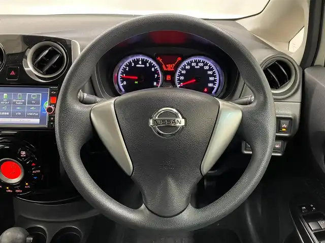日産 ノート XVセレ +セーフ 長崎県 2015(平27)年 6.1万km ブリリアントホワイトパール 純正7インチナビ　（MC314D-W）/・フルセグTV　CD/DVD/SD/Bluetooth/バックカメラ/アラウンドビューモニター/コーナーセンサー/アイドリングストップ/プッシュスタート/エマージェンシブレーキ/踏み間違い衝突防止アシスト/車線逸脱警報/電動格納ミラー/純正フロアマット/取扱説明書/保証書