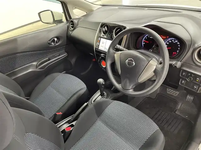 日産 ノート XVセレ +セーフ 長崎県 2015(平27)年 6.1万km ブリリアントホワイトパール 純正7インチナビ　（MC314D-W）/・フルセグTV　CD/DVD/SD/Bluetooth/バックカメラ/アラウンドビューモニター/コーナーセンサー/アイドリングストップ/プッシュスタート/エマージェンシブレーキ/踏み間違い衝突防止アシスト/車線逸脱警報/電動格納ミラー/純正フロアマット/取扱説明書/保証書