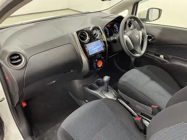 日産 ノート XVセレ +セーフ 長崎県 2015(平27)年 6.1万km ブリリアントホワイトパール 純正7インチナビ　（MC314D-W）/・フルセグTV　CD/DVD/SD/Bluetooth/バックカメラ/アラウンドビューモニター/コーナーセンサー/アイドリングストップ/プッシュスタート/エマージェンシブレーキ/踏み間違い衝突防止アシスト/車線逸脱警報/電動格納ミラー/純正フロアマット/取扱説明書/保証書