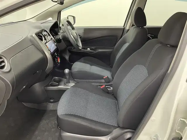 日産 ノート XVセレ +セーフ 長崎県 2015(平27)年 6.1万km ブリリアントホワイトパール 純正7インチナビ　（MC314D-W）/・フルセグTV　CD/DVD/SD/Bluetooth/バックカメラ/アラウンドビューモニター/コーナーセンサー/アイドリングストップ/プッシュスタート/エマージェンシブレーキ/踏み間違い衝突防止アシスト/車線逸脱警報/電動格納ミラー/純正フロアマット/取扱説明書/保証書