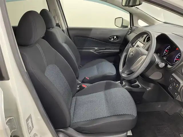 日産 ノート XVセレ +セーフ 長崎県 2015(平27)年 6.1万km ブリリアントホワイトパール 純正7インチナビ　（MC314D-W）/・フルセグTV　CD/DVD/SD/Bluetooth/バックカメラ/アラウンドビューモニター/コーナーセンサー/アイドリングストップ/プッシュスタート/エマージェンシブレーキ/踏み間違い衝突防止アシスト/車線逸脱警報/電動格納ミラー/純正フロアマット/取扱説明書/保証書
