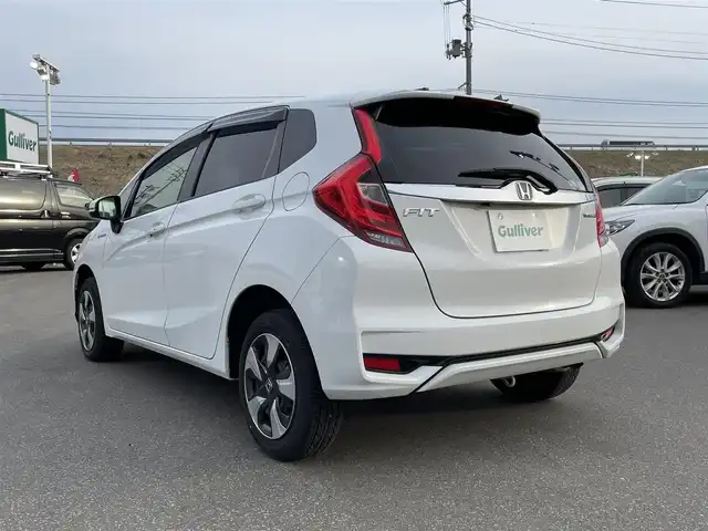 ホンダ フィット ハイブリット F 青森県 2019(令1)年 8.2万km タフタホワイトⅢ ・4WD/・禁煙車/・社外SDナビ/AM/FM/・Bluetooth/・衝突被害軽減ブレーキ/・クルーズコントロール/・バックカメラ/・レーンキープアシスト/・盗難防止装置/・横滑り防止装置/・スマートキー/・スペアキー/・HIDライト/・ダブルエアバック/・社外フロアマット/・ETC/・冬タイヤ/・取扱説明書