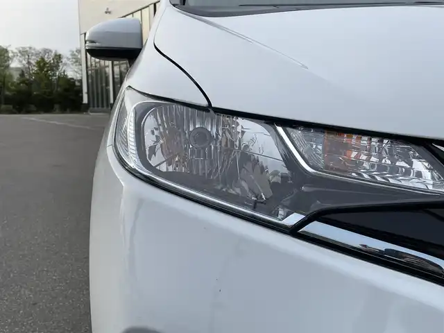 ホンダ フィット ハイブリット F 青森県 2019(令1)年 8.2万km タフタホワイトⅢ ・4WD/・禁煙車/・社外SDナビ/AM/FM/・Bluetooth/・衝突被害軽減ブレーキ/・クルーズコントロール/・バックカメラ/・レーンキープアシスト/・盗難防止装置/・横滑り防止装置/・スマートキー/・スペアキー/・HIDライト/・ダブルエアバック/・社外フロアマット/・ETC/・冬タイヤ/・取扱説明書