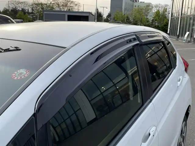ホンダ フィット ハイブリット F 青森県 2019(令1)年 8.2万km タフタホワイトⅢ ・4WD/・禁煙車/・社外SDナビ/AM/FM/・Bluetooth/・衝突被害軽減ブレーキ/・クルーズコントロール/・バックカメラ/・レーンキープアシスト/・盗難防止装置/・横滑り防止装置/・スマートキー/・スペアキー/・HIDライト/・ダブルエアバック/・社外フロアマット/・ETC/・冬タイヤ/・取扱説明書