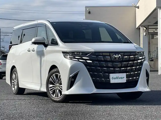 トヨタ アルファード Z 栃木県 2024(令6)年 1.3万km プラチナホワイトパールマイカ ワンオーナー/Toyota Safety Sense/・プリクラッシュセーフティ/・緊急時操舵支援(アクティブ操舵支援付)+フロントクロストラフィックアラート［FCTA］+レーンチェンジアラート［LCA］/・レーントレーシングアシスト［LTA］+レーンディパーチャーアラート［LDA］/・レーダークルーズコントロール(全車速追従機能付)/・アダプティブハイビームシステム［AHS］/・ロードサインアシスト［RSA］/・ドライバー緊急時対応システム/・プロアクティブドライビングアシスト［PDA］/・発進遅れ告知機能［TMN］/・ブラインドスポットモニター［BSM］+安心降車アシスト(ドアオープン制御付)+後方車両接近告知周辺車両接近時サポート(通報提案機能)+後方車両への接近警報+セカンダリーコリジョンブレーキ(停車中後突対応)/パノラミックビューモニター/14インチディスプレイオーディオ(コネクティッドナビ対応)/・地デジ(フルセグ)/・Bluetooth/・Apple Carplay/Android Auto/・USB/12.3インチTFTカラーメーター/ステアリングヒーター/快適温熱シート+ベンチレーション(フロント・セカンドシート)/エグゼクティブパワーシート(セカンドシート)