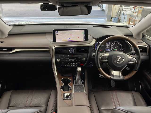 レクサス ＲＸ 450h バージョンL 兵庫県 2022(令4)年 2.6万km ソニッククォーツ ・純正メモリナビ/・CD/DVD/BT/AUX/SD/USB/・フルセグTV/・レーダークルーズコントロール/・パドルシフト/・BSM/・HUD/・電動パーキングブレーキ/・ブレーキホールド/・ビルトインETC2.0/・VSC/・LTA/・先行車発進告知機能/・アラウンドビューモニター/・４眼LEDヘッドライト/・オートマチックハイビーム/・オートライト/・１００V電源/・パワーバックドア/・ステアリングヒーター/・メモリーシート（運転席＋助手席）/・全席パワーシート/・全席シートヒーター/・シートベンチレーション（運転席＋助手席）/・ドライブレコーダー（前＋車室内）/・スカイルーフ/・ムーンルーフ/・レザーシート/・コンビステアリング/・純正エアロ/・スマートキー/・プッシュスタート/・純正アルミホイール/・純正フロアマット