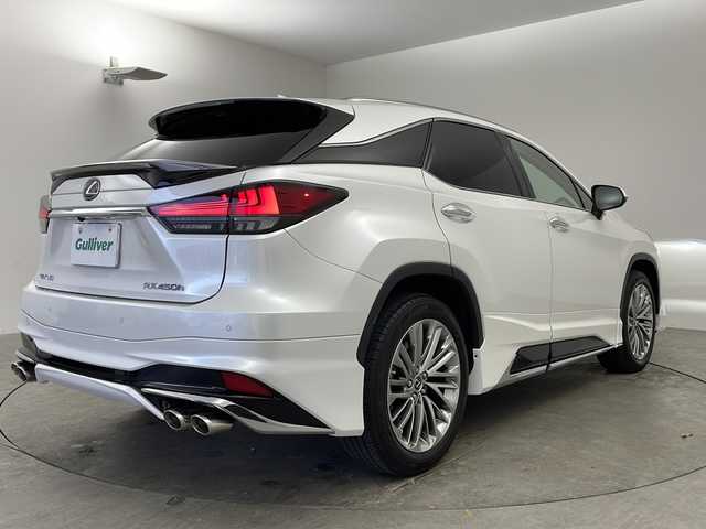 レクサス ＲＸ 450h バージョンL 兵庫県 2022(令4)年 2.6万km ソニッククォーツ ・純正メモリナビ/・CD/DVD/BT/AUX/SD/USB/・フルセグTV/・レーダークルーズコントロール/・パドルシフト/・BSM/・HUD/・電動パーキングブレーキ/・ブレーキホールド/・ビルトインETC2.0/・VSC/・LTA/・先行車発進告知機能/・アラウンドビューモニター/・４眼LEDヘッドライト/・オートマチックハイビーム/・オートライト/・１００V電源/・パワーバックドア/・ステアリングヒーター/・メモリーシート（運転席＋助手席）/・全席パワーシート/・全席シートヒーター/・シートベンチレーション（運転席＋助手席）/・ドライブレコーダー（前＋車室内）/・スカイルーフ/・ムーンルーフ/・レザーシート/・コンビステアリング/・純正エアロ/・スマートキー/・プッシュスタート/・純正アルミホイール/・純正フロアマット