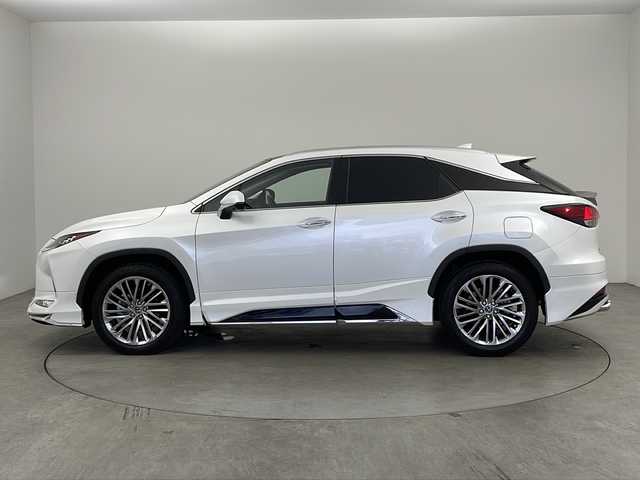 レクサス ＲＸ 450h バージョンL 兵庫県 2022(令4)年 2.6万km ソニッククォーツ ・純正メモリナビ/・CD/DVD/BT/AUX/SD/USB/・フルセグTV/・レーダークルーズコントロール/・パドルシフト/・BSM/・HUD/・電動パーキングブレーキ/・ブレーキホールド/・ビルトインETC2.0/・VSC/・LTA/・先行車発進告知機能/・アラウンドビューモニター/・４眼LEDヘッドライト/・オートマチックハイビーム/・オートライト/・１００V電源/・パワーバックドア/・ステアリングヒーター/・メモリーシート（運転席＋助手席）/・全席パワーシート/・全席シートヒーター/・シートベンチレーション（運転席＋助手席）/・ドライブレコーダー（前＋車室内）/・スカイルーフ/・ムーンルーフ/・レザーシート/・コンビステアリング/・純正エアロ/・スマートキー/・プッシュスタート/・純正アルミホイール/・純正フロアマット