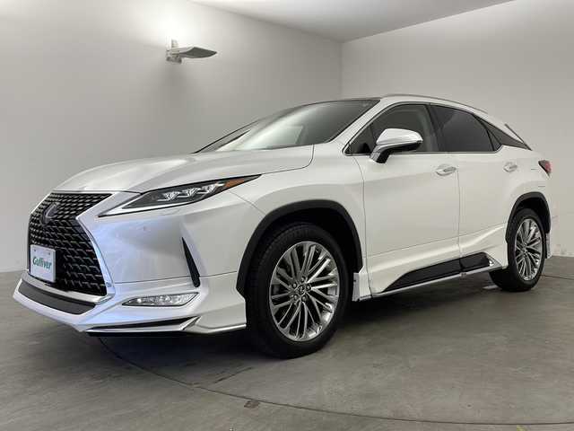 レクサス ＲＸ 450h バージョンL 兵庫県 2022(令4)年 2.6万km ソニッククォーツ ・純正メモリナビ/・CD/DVD/BT/AUX/SD/USB/・フルセグTV/・レーダークルーズコントロール/・パドルシフト/・BSM/・HUD/・電動パーキングブレーキ/・ブレーキホールド/・ビルトインETC2.0/・VSC/・LTA/・先行車発進告知機能/・アラウンドビューモニター/・４眼LEDヘッドライト/・オートマチックハイビーム/・オートライト/・１００V電源/・パワーバックドア/・ステアリングヒーター/・メモリーシート（運転席＋助手席）/・全席パワーシート/・全席シートヒーター/・シートベンチレーション（運転席＋助手席）/・ドライブレコーダー（前＋車室内）/・スカイルーフ/・ムーンルーフ/・レザーシート/・コンビステアリング/・純正エアロ/・スマートキー/・プッシュスタート/・純正アルミホイール/・純正フロアマット