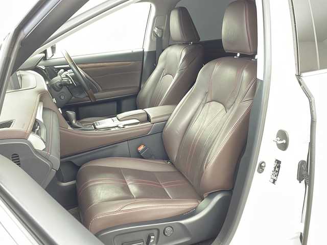レクサス ＲＸ 450h バージョンL 兵庫県 2022(令4)年 2.6万km ソニッククォーツ ・純正メモリナビ/・CD/DVD/BT/AUX/SD/USB/・フルセグTV/・レーダークルーズコントロール/・パドルシフト/・BSM/・HUD/・電動パーキングブレーキ/・ブレーキホールド/・ビルトインETC2.0/・VSC/・LTA/・先行車発進告知機能/・アラウンドビューモニター/・４眼LEDヘッドライト/・オートマチックハイビーム/・オートライト/・１００V電源/・パワーバックドア/・ステアリングヒーター/・メモリーシート（運転席＋助手席）/・全席パワーシート/・全席シートヒーター/・シートベンチレーション（運転席＋助手席）/・ドライブレコーダー（前＋車室内）/・スカイルーフ/・ムーンルーフ/・レザーシート/・コンビステアリング/・純正エアロ/・スマートキー/・プッシュスタート/・純正アルミホイール/・純正フロアマット