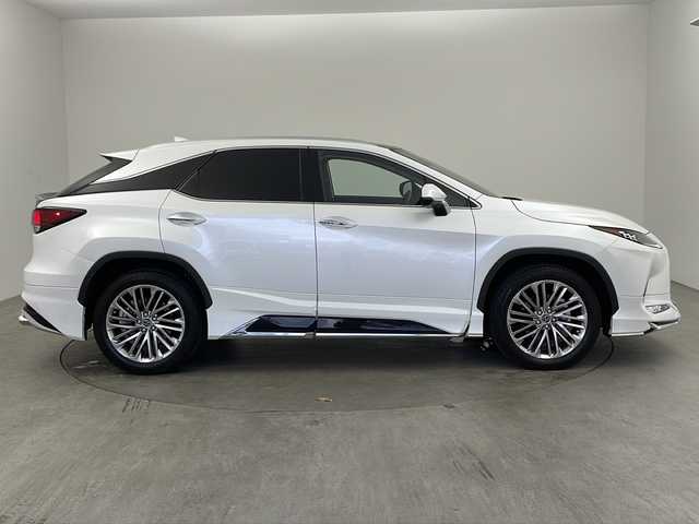レクサス ＲＸ 450h バージョンL 兵庫県 2022(令4)年 2.6万km ソニッククォーツ ・純正メモリナビ/・CD/DVD/BT/AUX/SD/USB/・フルセグTV/・レーダークルーズコントロール/・パドルシフト/・BSM/・HUD/・電動パーキングブレーキ/・ブレーキホールド/・ビルトインETC2.0/・VSC/・LTA/・先行車発進告知機能/・アラウンドビューモニター/・４眼LEDヘッドライト/・オートマチックハイビーム/・オートライト/・１００V電源/・パワーバックドア/・ステアリングヒーター/・メモリーシート（運転席＋助手席）/・全席パワーシート/・全席シートヒーター/・シートベンチレーション（運転席＋助手席）/・ドライブレコーダー（前＋車室内）/・スカイルーフ/・ムーンルーフ/・レザーシート/・コンビステアリング/・純正エアロ/・スマートキー/・プッシュスタート/・純正アルミホイール/・純正フロアマット