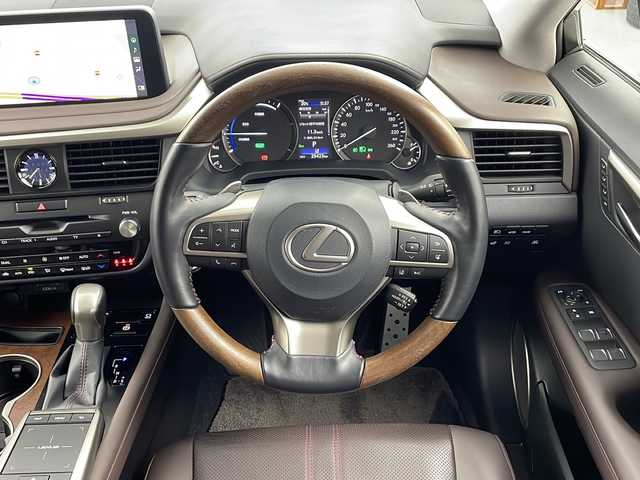 レクサス ＲＸ 450h バージョンL 兵庫県 2022(令4)年 2.6万km ソニッククォーツ ・純正メモリナビ/・CD/DVD/BT/AUX/SD/USB/・フルセグTV/・レーダークルーズコントロール/・パドルシフト/・BSM/・HUD/・電動パーキングブレーキ/・ブレーキホールド/・ビルトインETC2.0/・VSC/・LTA/・先行車発進告知機能/・アラウンドビューモニター/・４眼LEDヘッドライト/・オートマチックハイビーム/・オートライト/・１００V電源/・パワーバックドア/・ステアリングヒーター/・メモリーシート（運転席＋助手席）/・全席パワーシート/・全席シートヒーター/・シートベンチレーション（運転席＋助手席）/・ドライブレコーダー（前＋車室内）/・スカイルーフ/・ムーンルーフ/・レザーシート/・コンビステアリング/・純正エアロ/・スマートキー/・プッシュスタート/・純正アルミホイール/・純正フロアマット