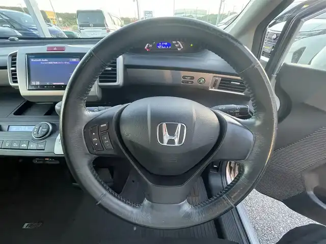 ホンダ フリード Gエアロ 千葉県 2014(平26)年 13.2万km スーパープラチナメタリック ユーザー買取車両/純正メモリナビ(VXM-145VFi)/・フルセグ/BT/DVD/CD/バックカメラ/ステアリングスイッチ/ETC/両側パワースライドドア/HIDヘッドライト/スマートキー/純正フロアマット/電動格納ミラー/純正15インチAW