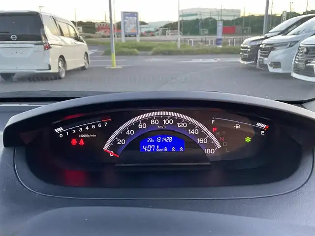 ホンダ フリード Gエアロ 千葉県 2014(平26)年 13.2万km スーパープラチナメタリック ユーザー買取車両/純正メモリナビ(VXM-145VFi)/・フルセグ/BT/DVD/CD/バックカメラ/ステアリングスイッチ/ETC/両側パワースライドドア/HIDヘッドライト/スマートキー/純正フロアマット/電動格納ミラー/純正15インチAW