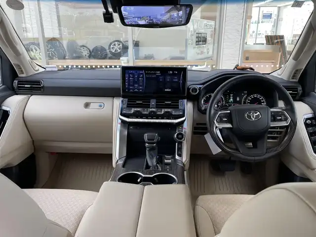 トヨタ ランドクルーザー ZX 宮城県 2023(令5)年 1.8万km プレシャスホワイトパール リアエンターテーメント/純正ナビ/CD/DVD/Bluetooth/フルセグTV/Apple car play/Android Auto/JBLサウンド/サンルーフ/リアエンターテインメント（HDMI）/モデリスタエアロ＋マフラーカッター/ルーフレール/トヨタセーフティセンス/レーダークルーズコントロール/レーンキープアシスト/衝突軽減ブレーキ/クリアランスソナー/先行車発進警報/ロードサインアシスト/ブラインドスポットモニター/ヘッドアップディスプレイ/全方位カメラ/電動パーキング/オートホールド/オートハイビーム/ダウンヒルアシスト/クールボックス/レザーシート/前席パワーシート/運転席シートメモリー/エアーシート/シートヒーター（セカンドシートまで）/ステアリングヒーター/１００V充電/電動格納サードシート/パワーバックドア/ビルトインETC２．０/指紋認証スタートスイッチ/三眼ヘッドライト/フロアマット/ドアバイザー