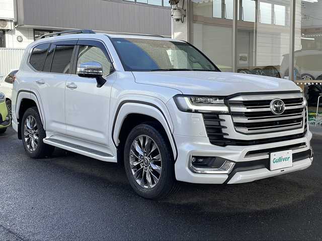 トヨタ ランドクルーザー ZX 宮城県 2023(令5)年 1.8万km プレシャスホワイトパール リアエンターテーメント/純正ナビ/CD/DVD/Bluetooth/フルセグTV/Apple car play/Android Auto/JBLサウンド/サンルーフ/リアエンターテインメント（HDMI）/モデリスタエアロ＋マフラーカッター/ルーフレール/トヨタセーフティセンス/レーダークルーズコントロール/レーンキープアシスト/衝突軽減ブレーキ/クリアランスソナー/先行車発進警報/ロードサインアシスト/ブラインドスポットモニター/ヘッドアップディスプレイ/全方位カメラ/電動パーキング/オートホールド/オートハイビーム/ダウンヒルアシスト/クールボックス/レザーシート/前席パワーシート/運転席シートメモリー/エアーシート/シートヒーター（セカンドシートまで）/ステアリングヒーター/１００V充電/電動格納サードシート/パワーバックドア/ビルトインETC２．０/指紋認証スタートスイッチ/三眼ヘッドライト/フロアマット/ドアバイザー