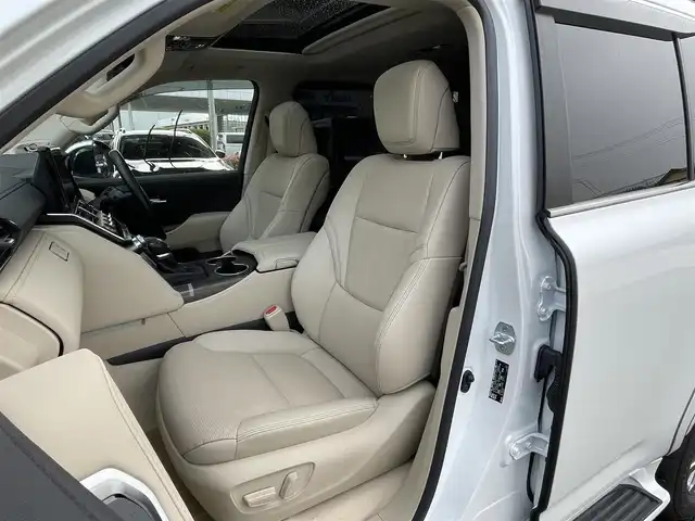 トヨタ ランドクルーザー ZX 宮城県 2023(令5)年 1.8万km プレシャスホワイトパール リアエンターテーメント/純正ナビ/CD/DVD/Bluetooth/フルセグTV/Apple car play/Android Auto/JBLサウンド/サンルーフ/リアエンターテインメント（HDMI）/モデリスタエアロ＋マフラーカッター/ルーフレール/トヨタセーフティセンス/レーダークルーズコントロール/レーンキープアシスト/衝突軽減ブレーキ/クリアランスソナー/先行車発進警報/ロードサインアシスト/ブラインドスポットモニター/ヘッドアップディスプレイ/全方位カメラ/電動パーキング/オートホールド/オートハイビーム/ダウンヒルアシスト/クールボックス/レザーシート/前席パワーシート/運転席シートメモリー/エアーシート/シートヒーター（セカンドシートまで）/ステアリングヒーター/１００V充電/電動格納サードシート/パワーバックドア/ビルトインETC２．０/指紋認証スタートスイッチ/三眼ヘッドライト/フロアマット/ドアバイザー