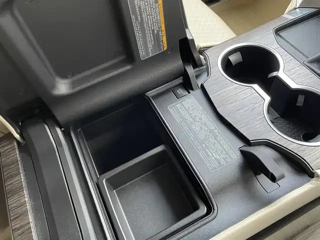 トヨタ ランドクルーザー ZX 宮城県 2023(令5)年 1.8万km プレシャスホワイトパール リアエンターテーメント/純正ナビ/CD/DVD/Bluetooth/フルセグTV/Apple car play/Android Auto/JBLサウンド/サンルーフ/リアエンターテインメント（HDMI）/モデリスタエアロ＋マフラーカッター/ルーフレール/トヨタセーフティセンス/レーダークルーズコントロール/レーンキープアシスト/衝突軽減ブレーキ/クリアランスソナー/先行車発進警報/ロードサインアシスト/ブラインドスポットモニター/ヘッドアップディスプレイ/全方位カメラ/電動パーキング/オートホールド/オートハイビーム/ダウンヒルアシスト/クールボックス/レザーシート/前席パワーシート/運転席シートメモリー/エアーシート/シートヒーター（セカンドシートまで）/ステアリングヒーター/１００V充電/電動格納サードシート/パワーバックドア/ビルトインETC２．０/指紋認証スタートスイッチ/三眼ヘッドライト/フロアマット/ドアバイザー