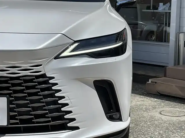 レクサス ＲＸ 350 バージョンL 神奈川県 2024(令6)年 0.7万km ソニッククォーツ ワンオーナー/純正14インチディスプレイオーディオ/　（Bluetooth・USB・Miracast）/ムーンルーフ/パノラミックビューモニター/全席シートヒーター/エアシート/前席パワーシート/プリクラッシュセーフティ/レーダークルーズコントロール/アドバンスドパーク/ブラインドスポットモニター/クリアランスソナー/パワーバックドア/ヘッドアップディスプレイ/ビルトインETC2.0/スマートキー×2/カードキー×1/保証書/取扱説明書