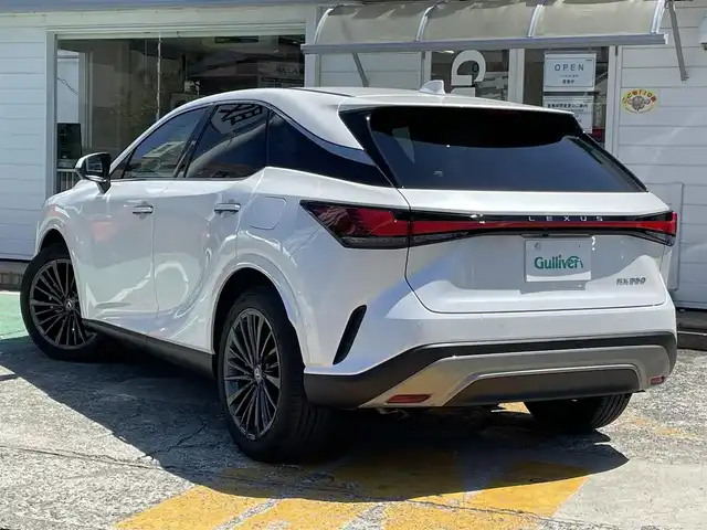 レクサス ＲＸ 350 バージョンL 神奈川県 2024(令6)年 0.7万km ソニッククォーツ ワンオーナー/純正14インチディスプレイオーディオ/　（Bluetooth・USB・Miracast）/ムーンルーフ/パノラミックビューモニター/全席シートヒーター/エアシート/前席パワーシート/プリクラッシュセーフティ/レーダークルーズコントロール/アドバンスドパーク/ブラインドスポットモニター/クリアランスソナー/パワーバックドア/ヘッドアップディスプレイ/ビルトインETC2.0/スマートキー×2/カードキー×1/保証書/取扱説明書