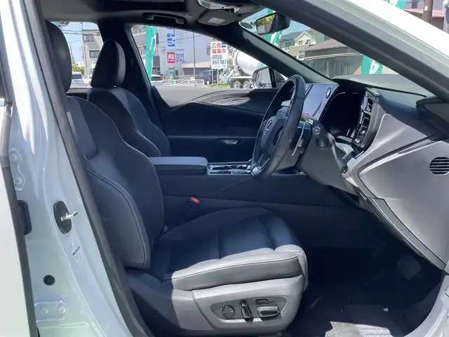レクサス ＲＸ 350 バージョンL 神奈川県 2024(令6)年 0.7万km ソニッククォーツ ワンオーナー/純正14インチディスプレイオーディオ/　（Bluetooth・USB・Miracast）/ムーンルーフ/パノラミックビューモニター/全席シートヒーター/エアシート/前席パワーシート/プリクラッシュセーフティ/レーダークルーズコントロール/アドバンスドパーク/ブラインドスポットモニター/クリアランスソナー/パワーバックドア/ヘッドアップディスプレイ/ビルトインETC2.0/スマートキー×2/カードキー×1/保証書/取扱説明書