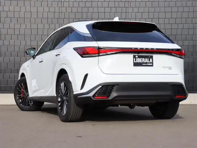 レクサス ＲＸ 350 Fスポーツ 宮城県 2024(令6)年 1.8万km ホワイトノーヴァガラスフレーク 純正ナビ【ＢＴ／フルセグＴＶ】/ワンオーナー　/パノラマルーフ　/３眼ＬＥＤヘッドライト　/オレンジキャリパー　/ハーフレザーシート　/ＨＵＤ　/パノラミックビューモニター　/マークレビンソンサウンド　/パドルシフト/レーダークルーズコントロール/プリクラッシュセーフティ/レーンディパーチャーアラート/レーンチェンジアシスト/プロアクティブドライビングアシスト/フロントクロストラフィックアラート/リヤクロストラフィックアラート/ブラインドスポットモニター/クリアランスソナー/安心降車アシスト/ステアリングヒーター/オートホールド/ルーフレール/パワーバックドア/ダウンヒルアシストコントロール/純正21インチAW/前席シートヒーター/エアシート/ビルトインETC2.0/前席パワーシート/D席メモリー付き/禁煙車