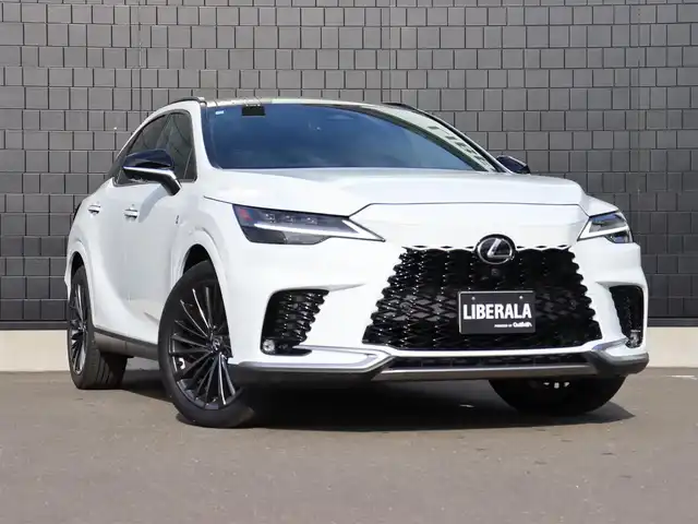 レクサス ＲＸ 350 Fスポーツ 宮城県 2024(令6)年 1.8万km ホワイトノーヴァガラスフレーク 純正ナビ【ＢＴ／フルセグＴＶ】/ワンオーナー　/パノラマルーフ　/３眼ＬＥＤヘッドライト　/オレンジキャリパー　/ハーフレザーシート　/ＨＵＤ　/パノラミックビューモニター　/マークレビンソンサウンド　/パドルシフト/レーダークルーズコントロール/プリクラッシュセーフティ/レーンディパーチャーアラート/レーンチェンジアシスト/プロアクティブドライビングアシスト/フロントクロストラフィックアラート/リヤクロストラフィックアラート/ブラインドスポットモニター/クリアランスソナー/安心降車アシスト/ステアリングヒーター/オートホールド/ルーフレール/パワーバックドア/ダウンヒルアシストコントロール/純正21インチAW/前席シートヒーター/エアシート/ビルトインETC2.0/前席パワーシート/D席メモリー付き/禁煙車
