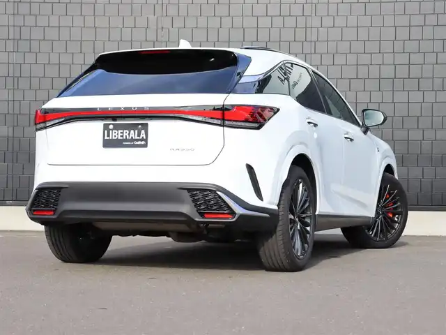 レクサス ＲＸ 350 Fスポーツ 宮城県 2024(令6)年 1.8万km ホワイトノーヴァガラスフレーク 純正ナビ【ＢＴ／フルセグＴＶ】/ワンオーナー　/パノラマルーフ　/３眼ＬＥＤヘッドライト　/オレンジキャリパー　/ハーフレザーシート　/ＨＵＤ　/パノラミックビューモニター　/マークレビンソンサウンド　/パドルシフト/レーダークルーズコントロール/プリクラッシュセーフティ/レーンディパーチャーアラート/レーンチェンジアシスト/プロアクティブドライビングアシスト/フロントクロストラフィックアラート/リヤクロストラフィックアラート/ブラインドスポットモニター/クリアランスソナー/安心降車アシスト/ステアリングヒーター/オートホールド/ルーフレール/パワーバックドア/ダウンヒルアシストコントロール/純正21インチAW/前席シートヒーター/エアシート/ビルトインETC2.0/前席パワーシート/D席メモリー付き/禁煙車