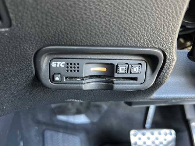 ホンダ ヴェゼル RS ホンダセンシング 岐阜県 2017(平29)年 8.3万km クリスタルブラックパール 登録時走行距離83017km/社外ＳＤナビ/バックモニター/フルセグテレビ/ドライブレコーダー/クルーズコントロール/純正１８インチアルミホイール/ＨＤＭＩ接続/レーダー/ビルトインＥＴＣ/プッシュスタート/スマートキー/禁煙車/LEDヘッドライト/フォグランプ/オートライト/ハーフレザーシート/レーンキープアシスト