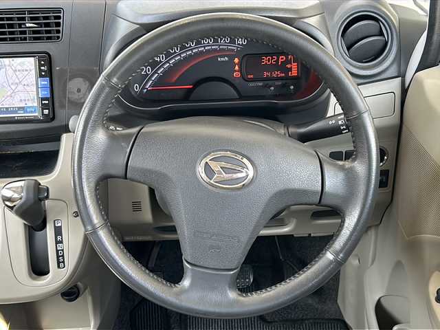 ダイハツ ムーヴ X SA 愛知県 2013(平25)年 3.5万km ブラックマイカメタリック ワンオーナー/社外7インチメモリナビ/(Bluetooth/フルセグTV/DVD)/スマートセーフティー/(衝突軽減/誤発進抑制機能/先行車発進告知)/スマートキー/(スペアキー×1)/純正フロアマット/純正ドアバイザー/オートライト/取説/保証書