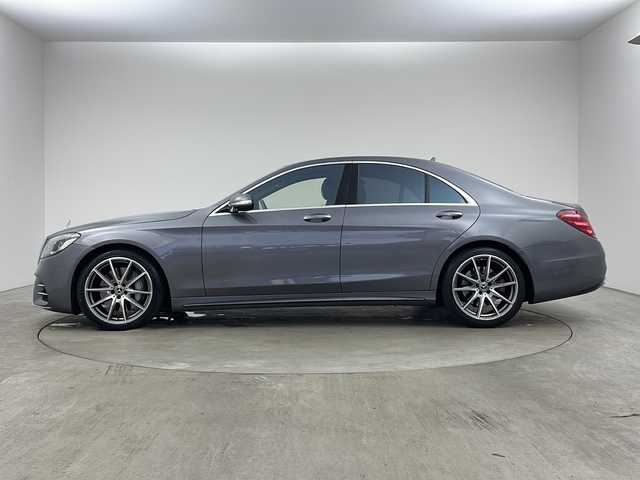 メルセデス・ベンツ Ｓ４５０ エクスクルーシブ AMGライン 兵庫県 2018(平30)年 9.6万km セレナイトグレー ・ベーシックパッケージ/パノラミックスライディングルーフ/クロージングサポーター/イルミネーテッドステップカバー/前席シートベンチレーター/後席シートヒーター/エアバランスパッケージ/・レザーエクスクルーシブパッケージ/Burmesterサラウンドシステム/ナッパレザーシート/前席リラクゼーション機能/前席シートヒーター・プラス/マルチコントロールシートバック/ドライビングダイナミックシート/・AMGラインプラス/AMGスタイリングパッケージ/ロゴ付きブレーキキャリパー/ドリルベンチレーテッドディスク/本革巻きウッドステアリング/ヘッドアップディスプレイ/ステンレスペダル/ブラックハイグロスポプラウッドインテリアトリム/・レーダーセーフティパッケージ/アクティブディスタンスアシスト・ディストロニック/アクティブステアリングアシスト/アクティブレーンチェンジングアシスト/アクティブエマージェンシーストップアシスト/アクティブブレーキアシスト/アクティブブラインドスポットアシスト/アクティブレーンキーピングアシスト/トラフィックサインアシスト/・純正ナビ/・３６０°カメラシステム/・置くだけ充電/・ETC