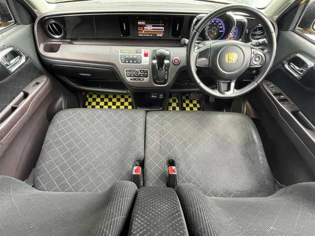 ホンダ Ｎ ＯＮＥ プレミアム ツアラー Lパッケージ 滋賀県 2013(平25)年 6.5万km 黄Ⅱ 純正ディスプレイオーディオ/・Bluetooth/・CD/・USB/バックカメラ/クルーズコントロール/MTモード付AT/オートライト/ETC/プッシュスタート/スマートキー/ステアリングリモコン/オートエアコン/横滑り防止機能