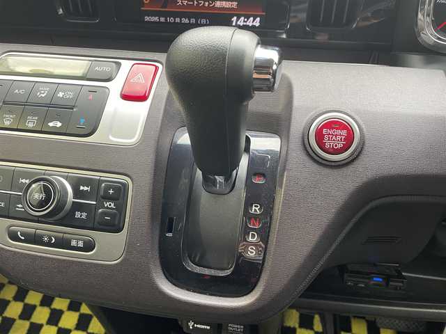 ホンダ Ｎ ＯＮＥ プレミアム ツアラー Lパッケージ 滋賀県 2013(平25)年 6.5万km 黄Ⅱ 純正ディスプレイオーディオ/・Bluetooth/・CD/・USB/バックカメラ/クルーズコントロール/MTモード付AT/オートライト/ETC/プッシュスタート/スマートキー/ステアリングリモコン/オートエアコン/横滑り防止機能