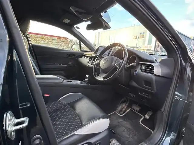 トヨタ Ｃ－ＨＲ G モード ネロ 熊本県 2019(平31)年 5.3万km 黒 純正ナビ/・AM/FM/CD/DVD/BT/SD/・フルセグTV/バックカメラ/トヨタセーフティセンス/・プリクラッシュセーフティ/・レーンディパーチャーアラート/・ブラインドスポットモニター/・クリアランスソナー/・オートハイビーム/・レーダークルーズコントロール/LEDヘッドライト/フォグランプ/革巻きステアリング/ステアリングスイッチ/ハーフレザーシート/前席シートヒーター/電動パーキングブレーキ/オートホールドブレーキ/ETC/純正フロアマット/純正アルミホイール/ドアバイザー/電動格納ミラー/ウインカーミラー