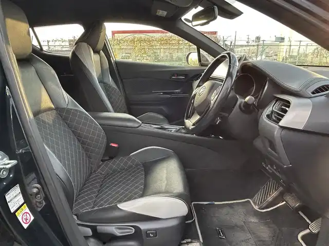 トヨタ Ｃ－ＨＲ G モード ネロ 熊本県 2019(平31)年 5.3万km 黒 純正ナビ/・AM/FM/CD/DVD/BT/SD/・フルセグTV/バックカメラ/トヨタセーフティセンス/・プリクラッシュセーフティ/・レーンディパーチャーアラート/・ブラインドスポットモニター/・クリアランスソナー/・オートハイビーム/・レーダークルーズコントロール/LEDヘッドライト/フォグランプ/革巻きステアリング/ステアリングスイッチ/ハーフレザーシート/前席シートヒーター/電動パーキングブレーキ/オートホールドブレーキ/ETC/純正フロアマット/純正アルミホイール/ドアバイザー/電動格納ミラー/ウインカーミラー