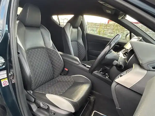 トヨタ Ｃ－ＨＲ G モード ネロ 熊本県 2019(平31)年 5.3万km 黒 純正ナビ/・AM/FM/CD/DVD/BT/SD/・フルセグTV/バックカメラ/トヨタセーフティセンス/・プリクラッシュセーフティ/・レーンディパーチャーアラート/・ブラインドスポットモニター/・クリアランスソナー/・オートハイビーム/・レーダークルーズコントロール/LEDヘッドライト/フォグランプ/革巻きステアリング/ステアリングスイッチ/ハーフレザーシート/前席シートヒーター/電動パーキングブレーキ/オートホールドブレーキ/ETC/純正フロアマット/純正アルミホイール/ドアバイザー/電動格納ミラー/ウインカーミラー