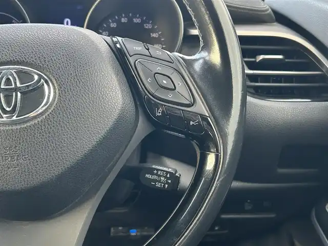 トヨタ Ｃ－ＨＲ G モード ネロ 熊本県 2019(平31)年 5.3万km 黒 純正ナビ/・AM/FM/CD/DVD/BT/SD/・フルセグTV/バックカメラ/トヨタセーフティセンス/・プリクラッシュセーフティ/・レーンディパーチャーアラート/・ブラインドスポットモニター/・クリアランスソナー/・オートハイビーム/・レーダークルーズコントロール/LEDヘッドライト/フォグランプ/革巻きステアリング/ステアリングスイッチ/ハーフレザーシート/前席シートヒーター/電動パーキングブレーキ/オートホールドブレーキ/ETC/純正フロアマット/純正アルミホイール/ドアバイザー/電動格納ミラー/ウインカーミラー